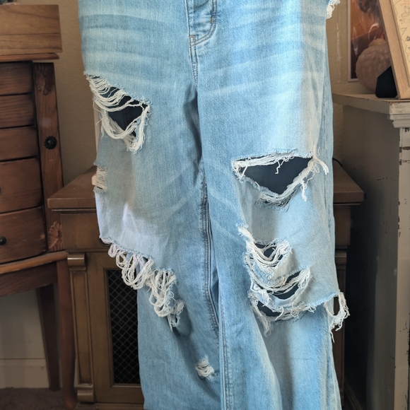 American Eagle Outfitters Light Blue Distressed Boyfriend Jeans - Picture 2 of 3